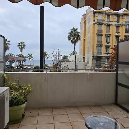 Large T2 50m From The Beaches ניס